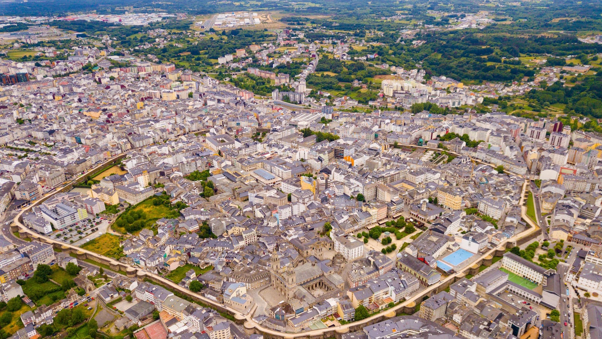 Reserva en nuestro restaurante para vivir la auténtica experiencia lucense